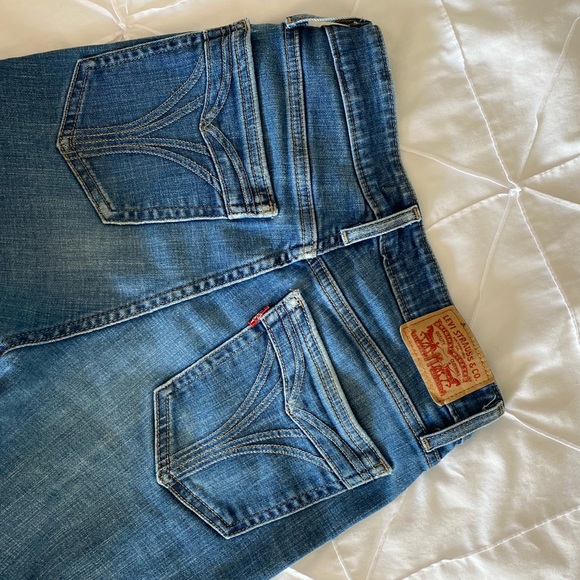 High Rise Skinny Levis with Back Pocket Design - Picture 3 of 4